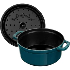 Staub Kokotte Rund 26 Cm 5,2 L, Benzinblau -Deutschland Koch Magier Verkaufs-Shop staub la mer rund gryta 24 cm petroleum bla 38 l 9